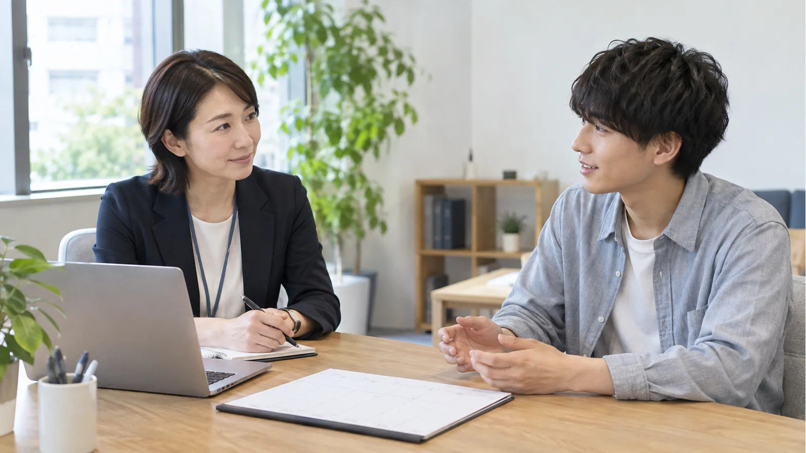学生アルバイトの勤務条件とシフトを確認する採用担当者と大学生